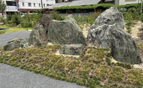 重森三玲ゆかりの七石　　京都で作庭の際に使用した石で最大石は重さ4トン