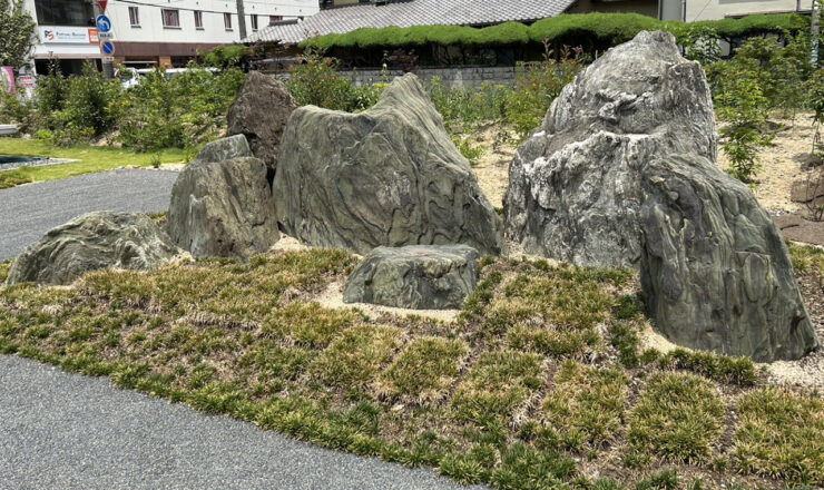 重森三玲ゆかりの七石　　京都で作庭の際に使用した石で最大石は重さ4トン