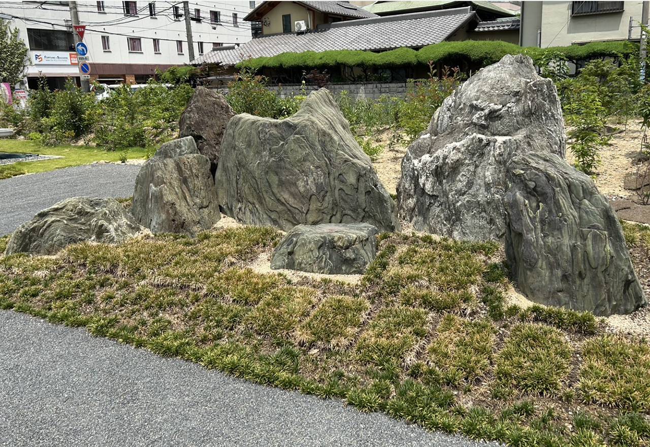 重森三玲ゆかりの七石　　京都で作庭の際に使用した石で最大石は重さ4トン